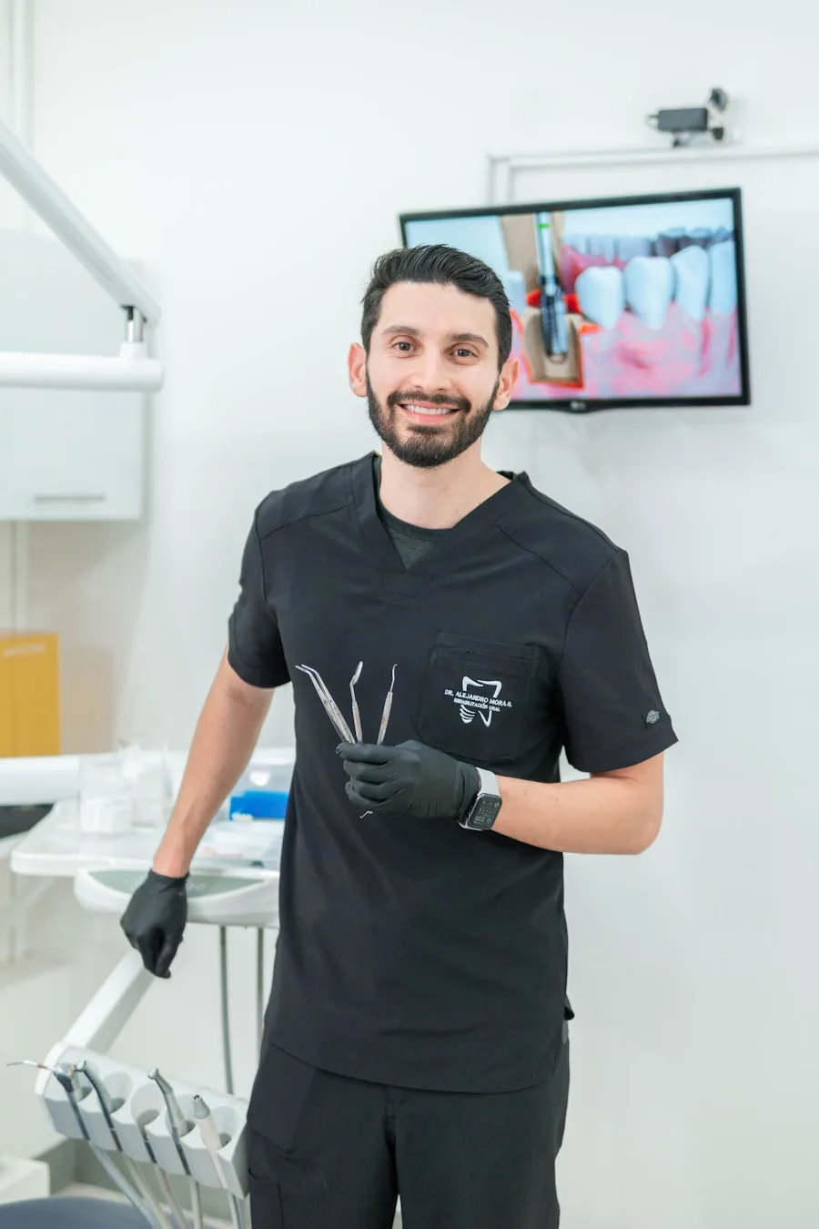 Dentista con strumenti